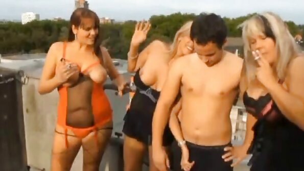 Lezzies amüsieren sich beim Ostereiersuchen mit ihrer Fotze порноросійське