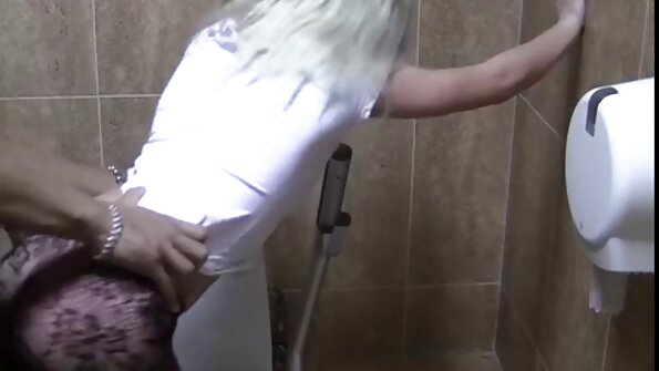 Приголомшлива порно відео чат повія Ешлі Адамс трахкає своє тіло
