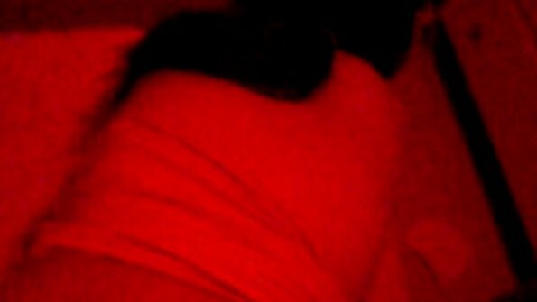 Неймовірно гаряча ІФОМ Дженніфер Уайт прикрутила на дивані гарний секс відео