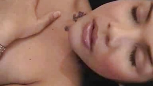 Ella Knox lässt ihren dicken порно відео коротке Körper von einem Typen schaukeln