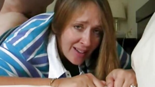 Зворушлива матуся Ніколетт показати порно відео Ши трахає свого молодого садівника